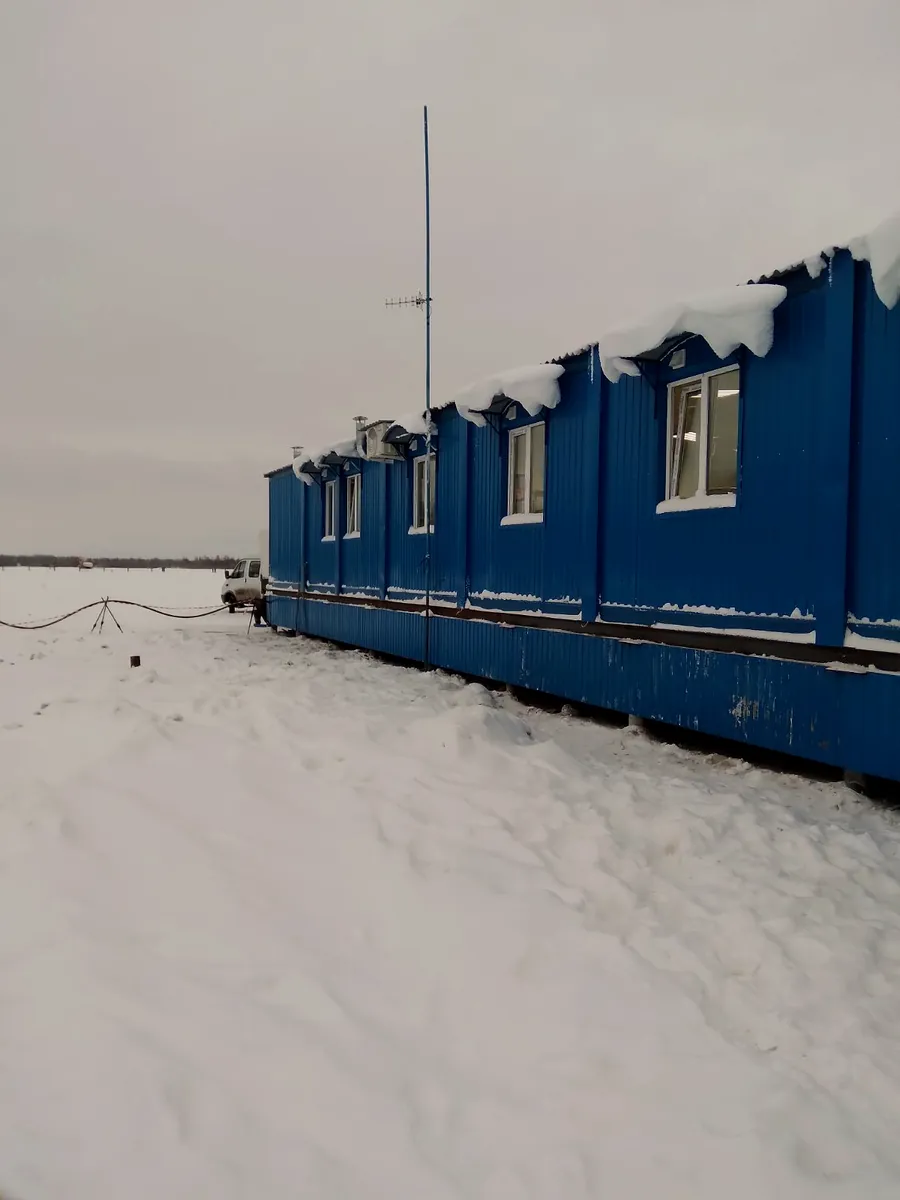 Модульные блоки на площадке в зимних условиях.