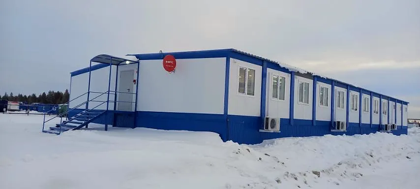 Протяжённое модульное здание с бело-синим фасадом