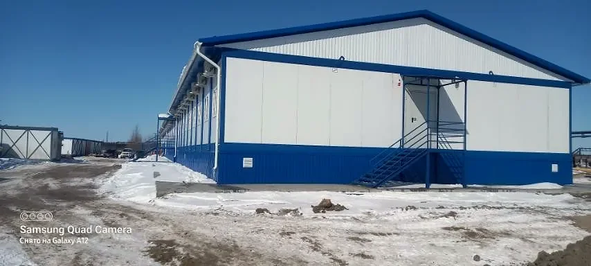 Реальное промышленное здание из сэндвич-панелей