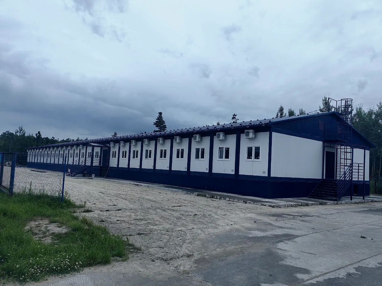 Протяжённое модульное здание с бело-синим фасадом