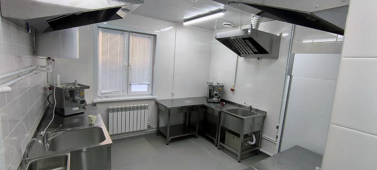Кухонное помещение модульного здания с мойками и оборудованием